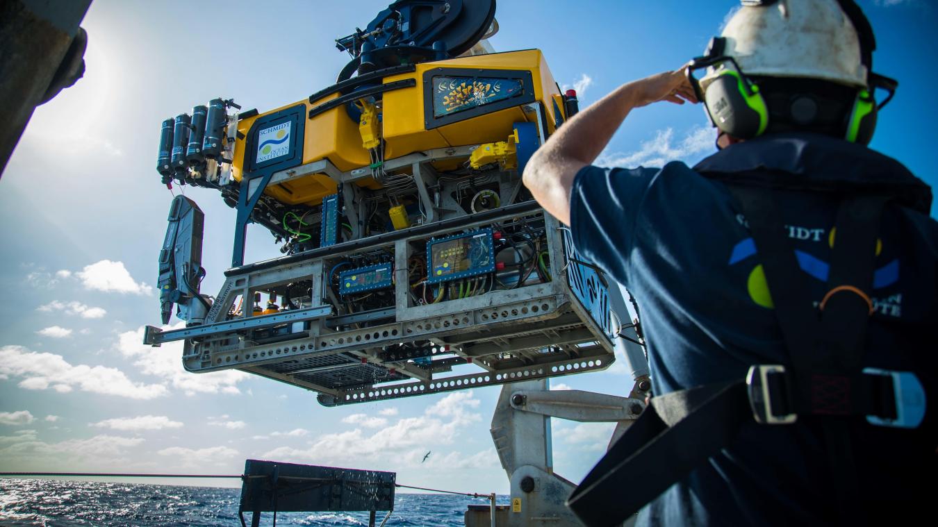 <p>Ein Unterwasser-Rover, der mit hochauflösenden Kameras ausgerüstet ist, wird auf dem Achterdeck des Forschungsschiff „Falkor“ platziert. Meeresforscher haben zum ersten Mal seit 120 Jahren ein riesiges, freistehendes Korallenriff in Australiens weltberühmtem Great Barrier Reef entdeckt.</p>