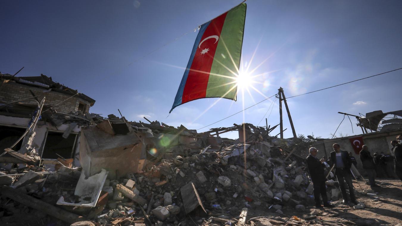 <p>Die Fahne von Aserbaidschan weht über zerstörten Häusern in einem Wohngebiet nahe der Grenze zu Armenien, welches über Nacht von armenischen Truppen mit Raketen beschossen wurde. Im blutigen Konflikt um die Südkaukasusregion Berg-Karabach steigt ungeachtet des Ringens um eine Waffenruhe die Zahl der Toten weiter.</p>
