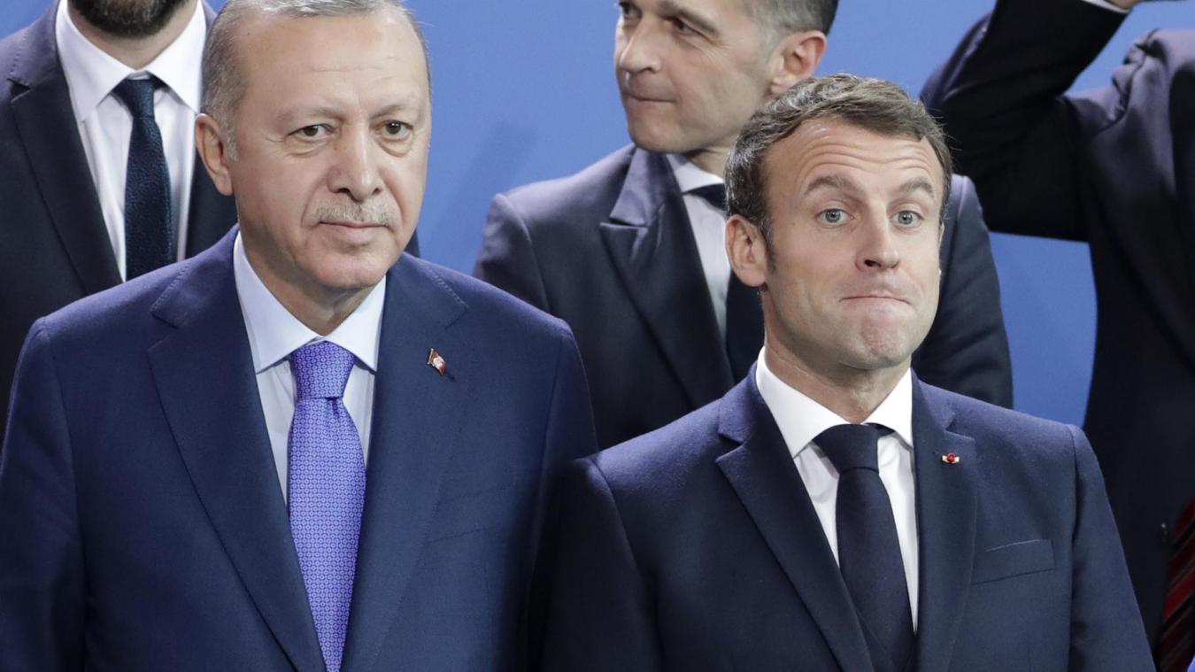 <p>Recep Tayyip Erdogan (l), Präsident von der Türkei, und Emmanuel Macron, Präsident von Frankreich, stehen während eines Gruppenfotos bei einer Konferenz über Libyen im Kanzleramt in Berlin nebeneinander.</p>