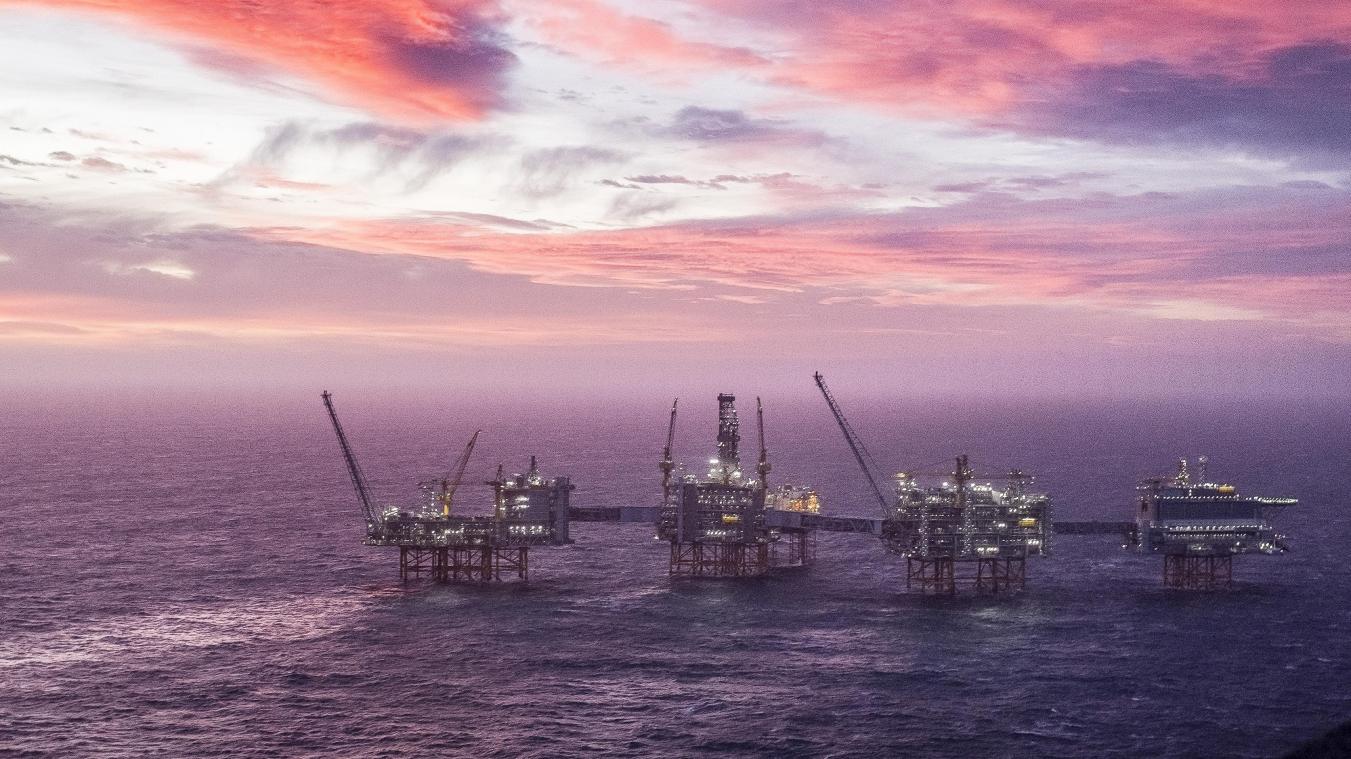 <p>Der Himmel erleuchtet hinter dem Johan Sverdrup Ölfeld in der Nordsee. Es ist das drittgrößte Ölfeld auf dem norwegischen Festlandsockel.</p>