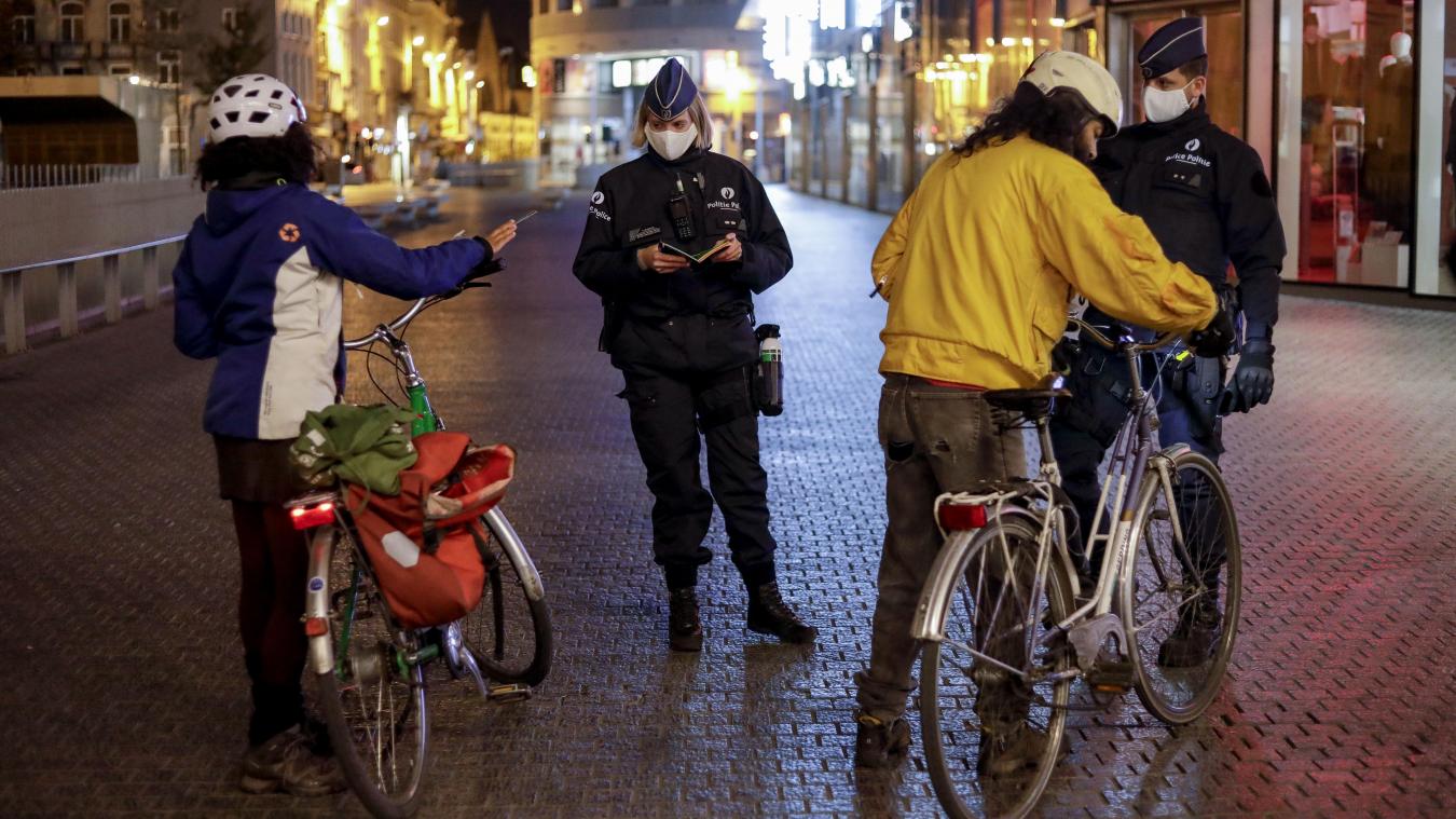 <p>Die Beamten der Polizei kontrollieren landesweit die Einhaltung der aktuell geltenden Corona-Regeln.</p>
