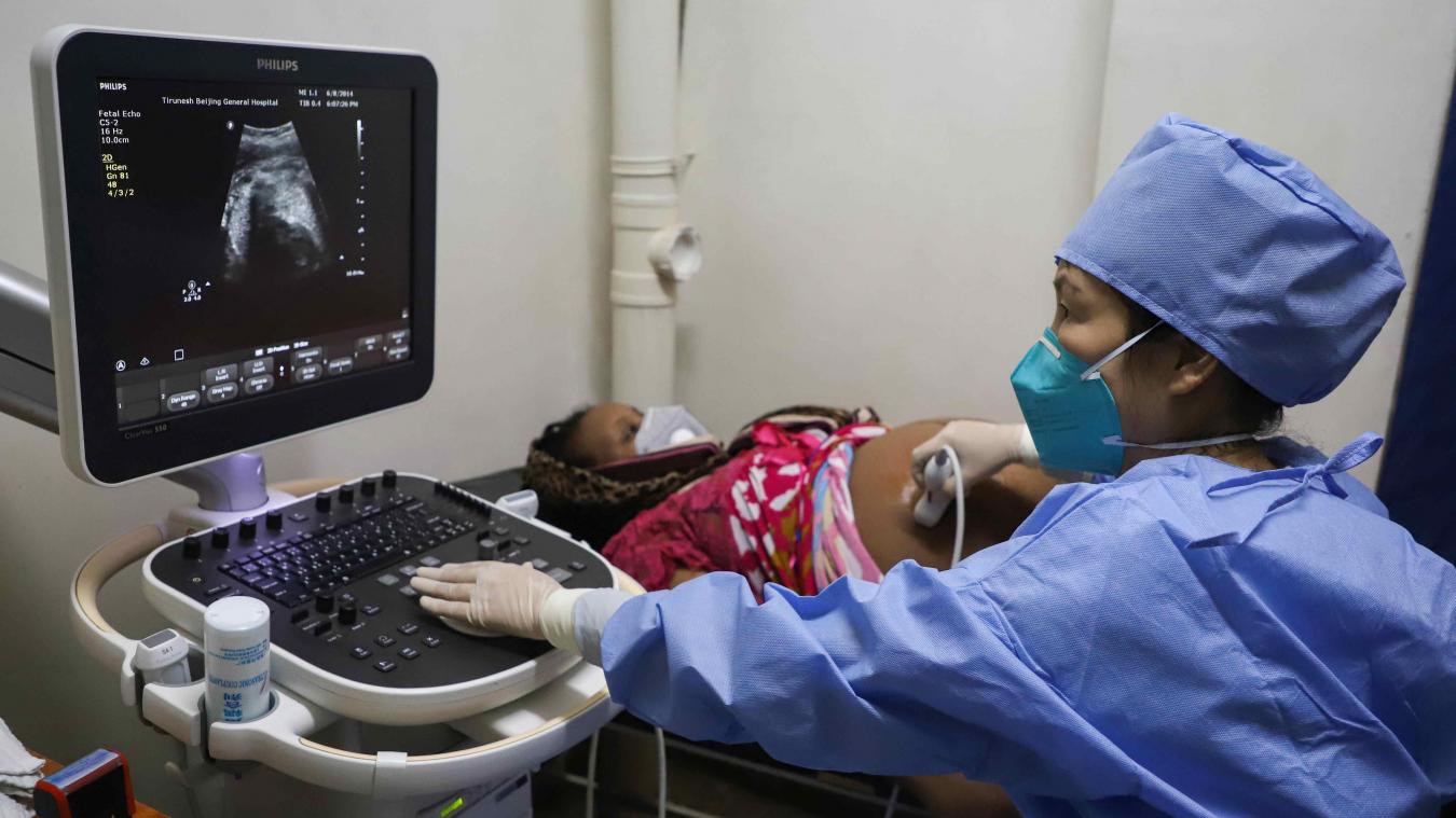 <p>Äthiopien, Addis Abeba: Eine medizinische Mitarbeiterin eines chinesischen Medizinteams untersucht eine schwangere Patientin in Äthiopien. Die Corona-Pandemie hat die Lebensplanung vieler auf den Kopf gestellt. Vor allem in Entwicklungsländern gibt es viele ungeplante Schwangerschaften.</p>