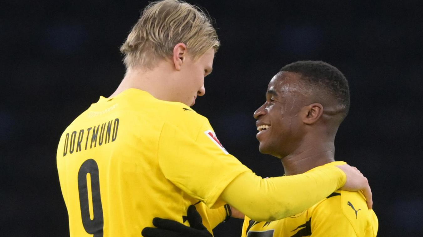 <p>Dortmunds Erling Haaland (l.) und Youssoufa Moukoko umarmen sich nach Spielende. Youssoufa Moukoko ist der jüngste Spieler in der Geschichte der Fußball-Bundesliga. Einen Tag nach seinem 16. Geburtstag wurde der Angreifer am Samstagabend für Borussia Dortmund in der Partie bei Hertha BSC eingewechselt.</p>