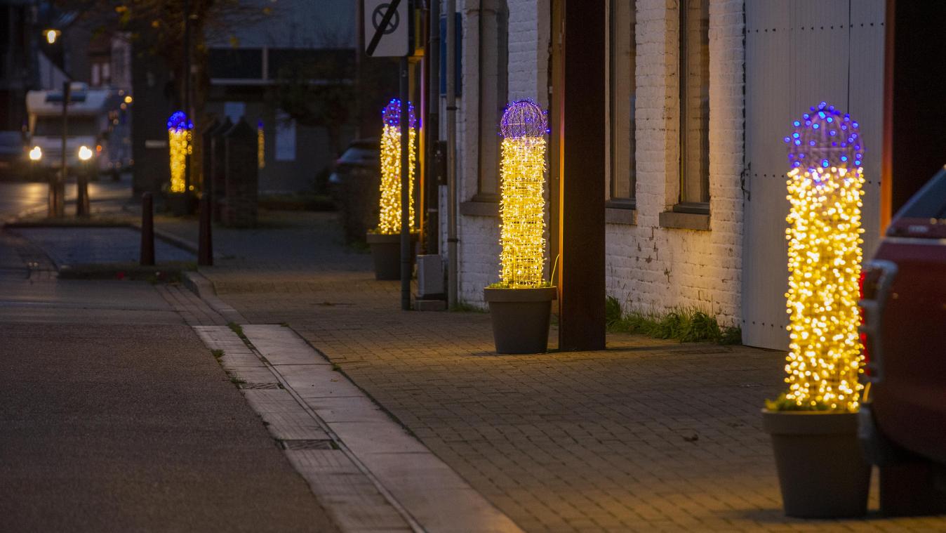 <p>Phallusförmige Weihnachtsbeleuchtungen leuchten in Oudenburg. Die Lichter sollten Kerzen ähneln, aber mit der blauen Kuppel haben sie eine frappierende Ähnlichkeit mit dem männlichen Genital. Foto: Nicolas Maeterlinck/BELGA/dpa +++ dpa-Bildfunk +++ |</p>