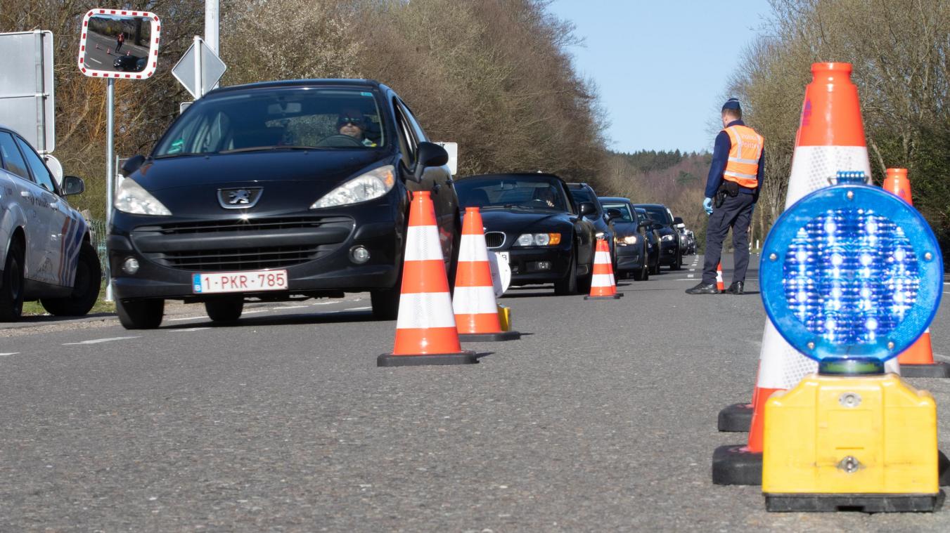 <p>Ein Bild aus der ersten Welle: Belgische Polizeibeamte kontrollieren im März an der Grenze zwischen Belgien und Deutschland in Kelmis.</p>