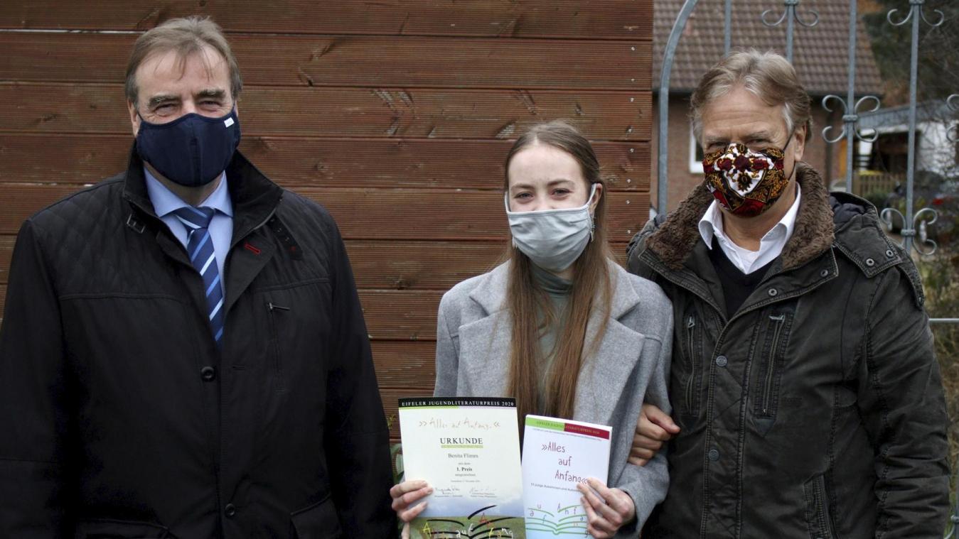 <p>Preisverleihung im Garten: Benita Flimm aus Mechernich war Siegerin beim Eifeler Jugendliteraturpreis in der Altersklasse 16 bis 19 Jahre. Wilfried Pracht (l.), geschäftsführender Vorstand der Lit.Eifel, sowie Initiator Jochen Starke besuchten die Gewinnerin.</p>