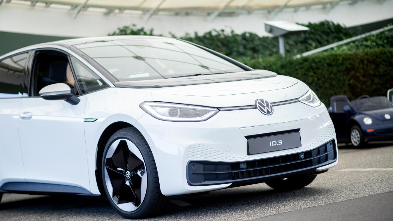 <p>Ein VW ID.3 steht bei einem Pressetermin zur Auslieferung der ersten Volkswagen-Elektroautos im sogenannten Lernpark der Autostadt. Volkswagen wird in seine neue Reihe reiner Elektroautos auch einen günstigen Kleinwagen aufnehmen. Das Fahrzeug ist für die nächste größere Ausbaustufe ab dem Jahr 2023 vorgesehen, soll unterhalb des jüngst gestarteten ID.3 angesiedelt werden.</p>