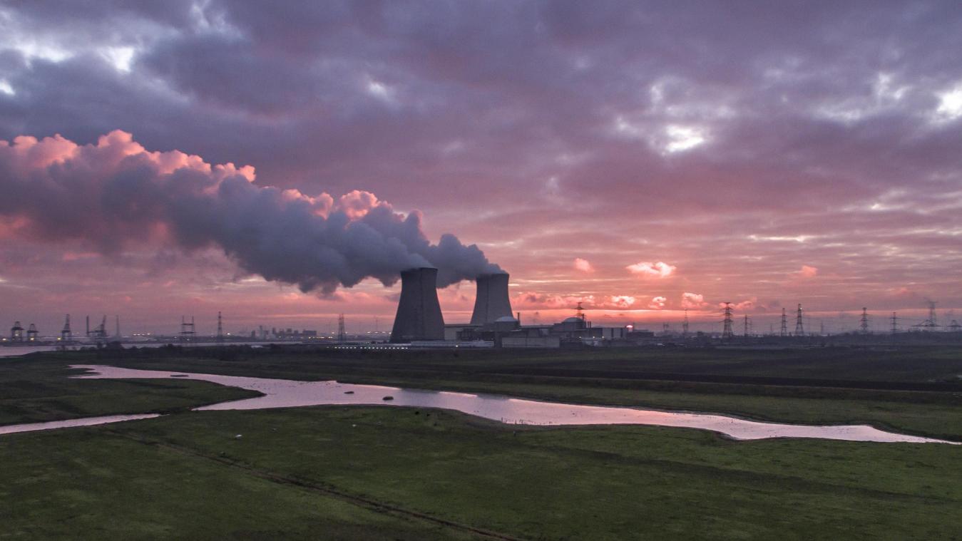 <p>Der Atomausstieg ist für Engie Electrabel beschlossene Sache. Hier auf dem Foto von Belga-Fotograf Dirk Waerm sind die Meiler von Doel zu erkennen.</p>