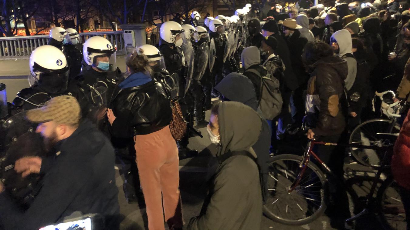 <p>Auf der Pont Saint-Leonard stoppte die Polizei die nicht genehmigte Demonstration.</p>