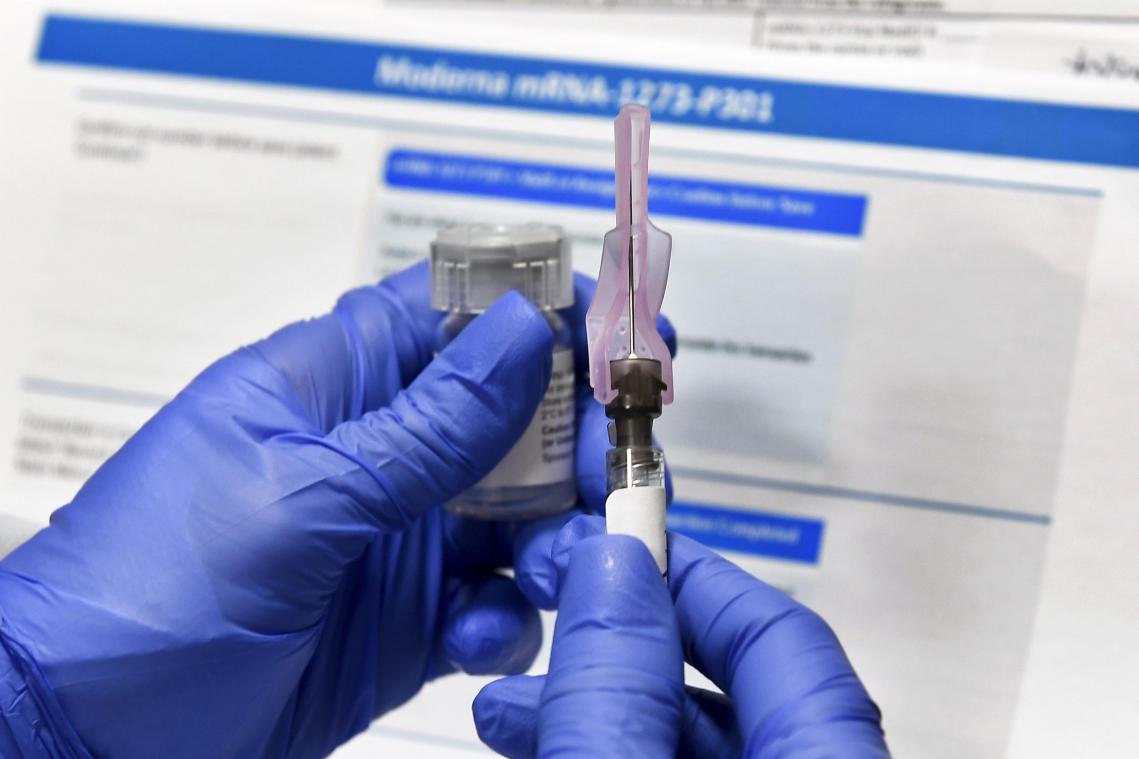 <p>Eine Krankenschwester bereitet eine Spritze mit einem potenziellen Impfstoff der US-Biotech-Firma Moderna gegen Covid-19 vor.</p>
