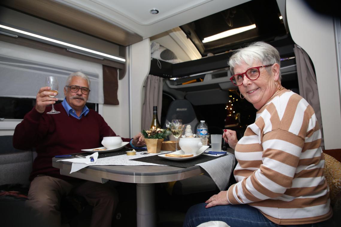 <p>Pierre Simon und seine Frau Marie-Josée genossen das gute Essen in ihrem mobilen Wohnzimmer.</p>
