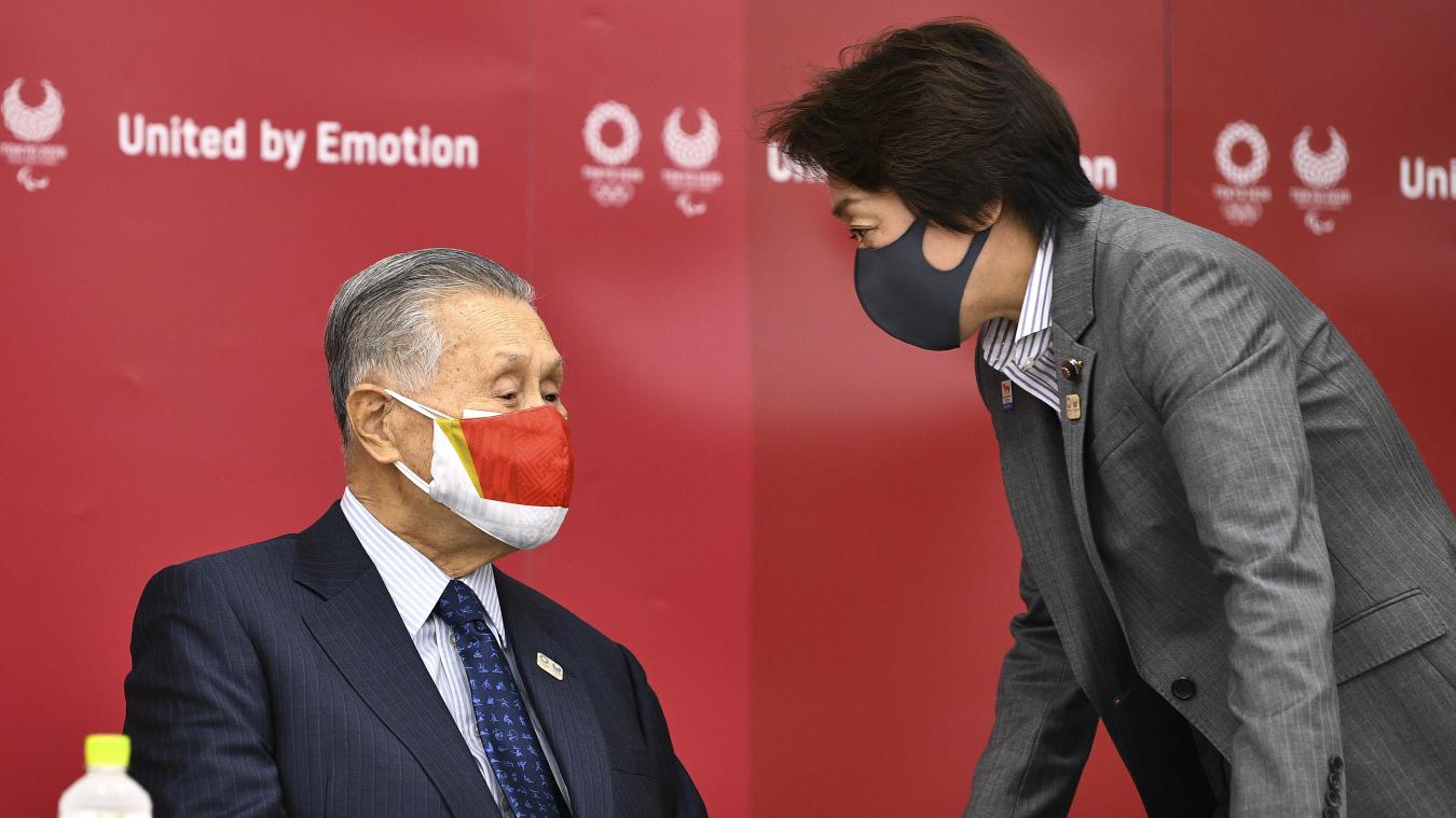 <p>Yoshiro Mori (l), Präsident des Tokioter Organisationskomitees der Olympischen Spiele, spricht mit Seiko Hashimoto, Ministerin für die Olympischen und Paralympischen Spiele in Tokio.</p>