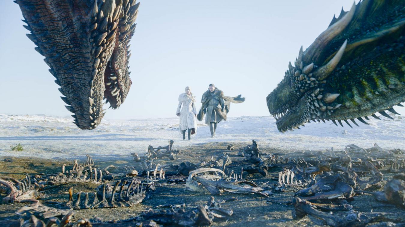 <p>Emilia Clarke (l.) und Kit Harington in einer Szene in der letzten Episode von „Game of Thrones“.</p>