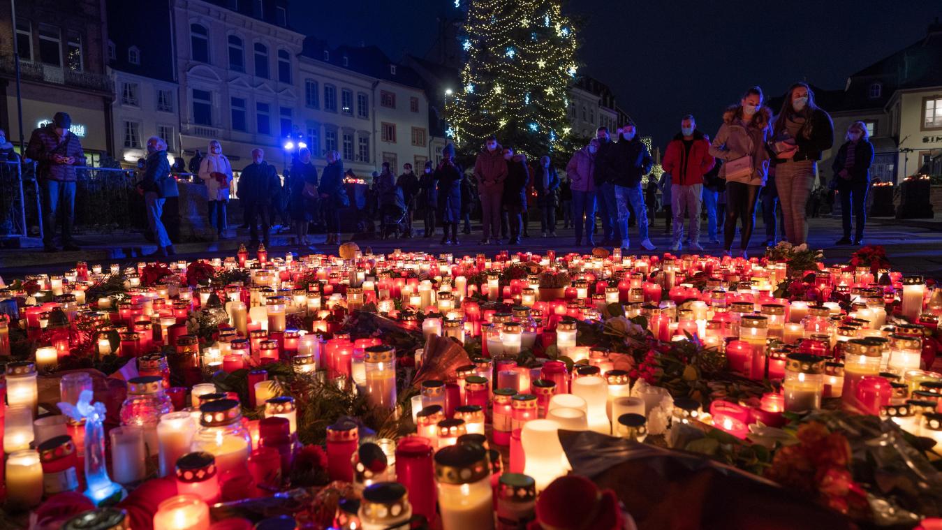 <p>Menschen gedenken am Abend vor der Porta Nigra für die Opfer einer Amokfahrt und stellen Kerzen ab. Am Vortag war ein 51-jähriger Mann mit einem Geländewagen durch die Fußgängerzone gerast und hatte dabei fünf Menschen getötet.</p>