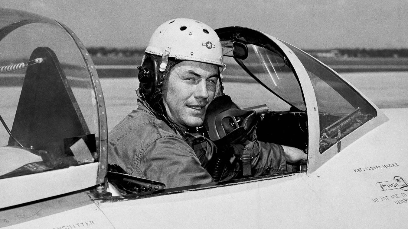 <p>Der ehemalige US-Testpilot Charles E. Yeager sitzt im Cockpit eines Jets. Yeager war der erste Pilot, der mit einem Flugzeug die Schallmauer durchbrach. Er starb am Montag im Alter von 97 Jahren, wie seine Frau Victoria auf dem offiziellen Twitteraccount Yeagers mitteilte.</p>