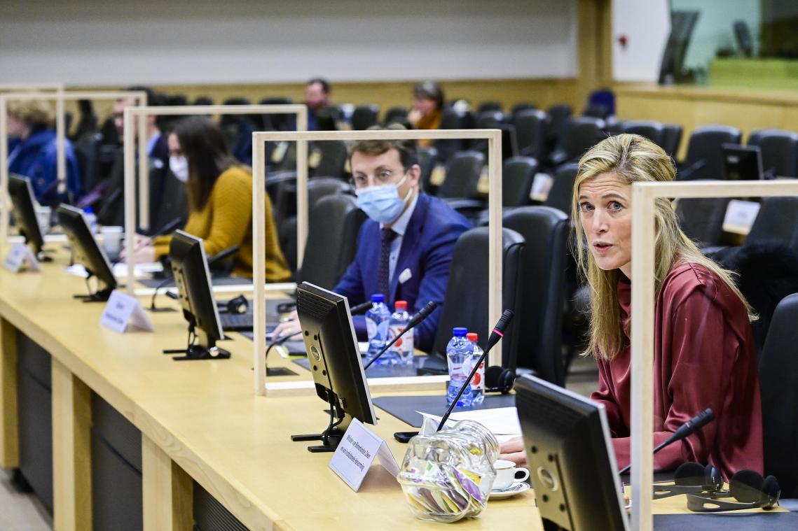 <p>Innenministerin Annelies Verlinden (rechts) bei der Besprechung mit den Behörden, die vom Brexit betroffen sind.</p>
