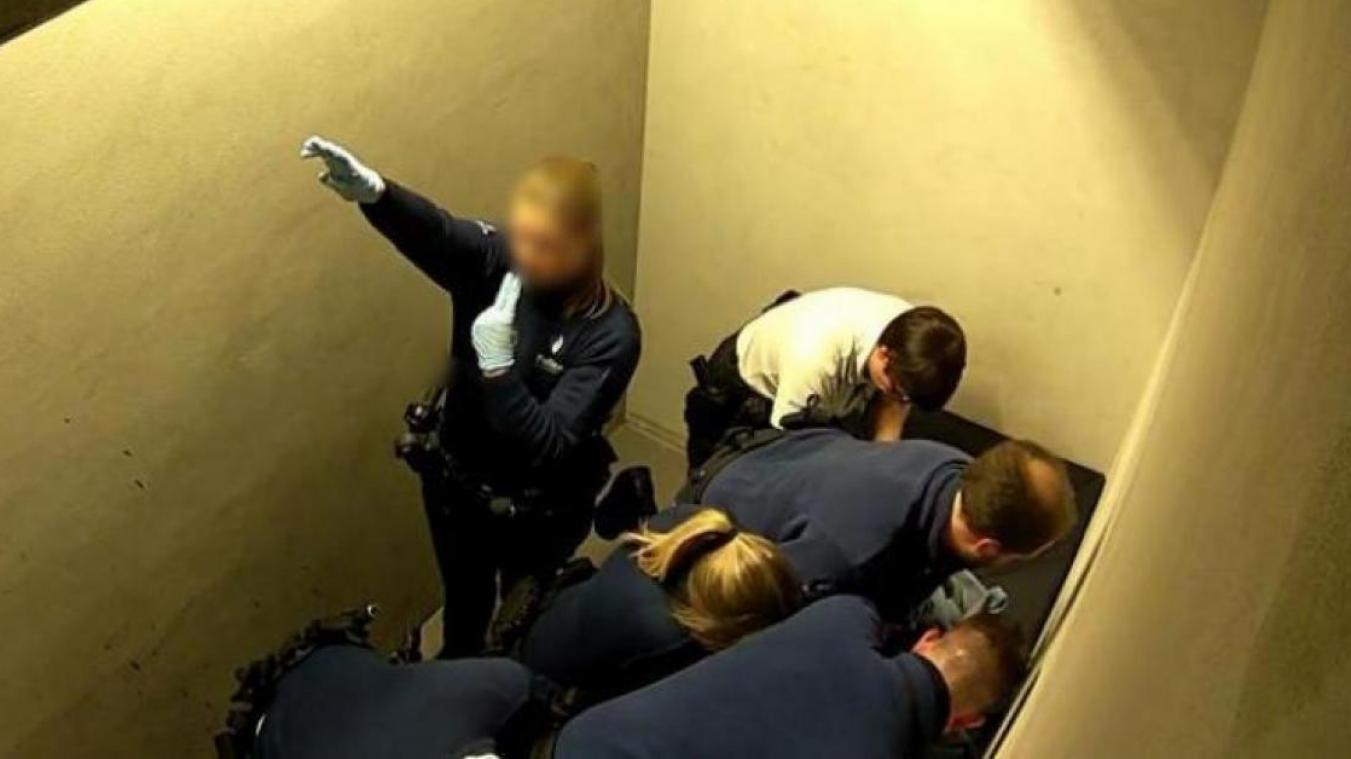 <p>Der Einsatz der Polizisten in der Flughafenzelle wurde von einer Überwachungskamera aufgenommen.</p>