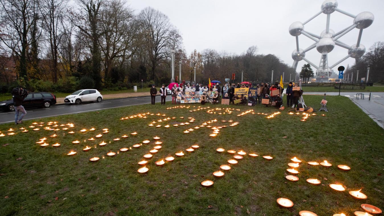 <p>Klimaaktivisten erhellen Atomium mit einer Botschaft aus Kerzen</p>

