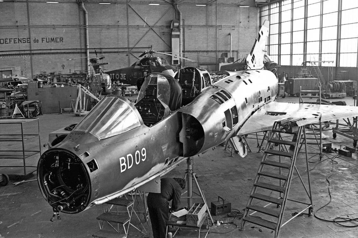 <p>Wartung eines Kampfjets Mirage 104 in den Hallen von Sabca (1974)</p>