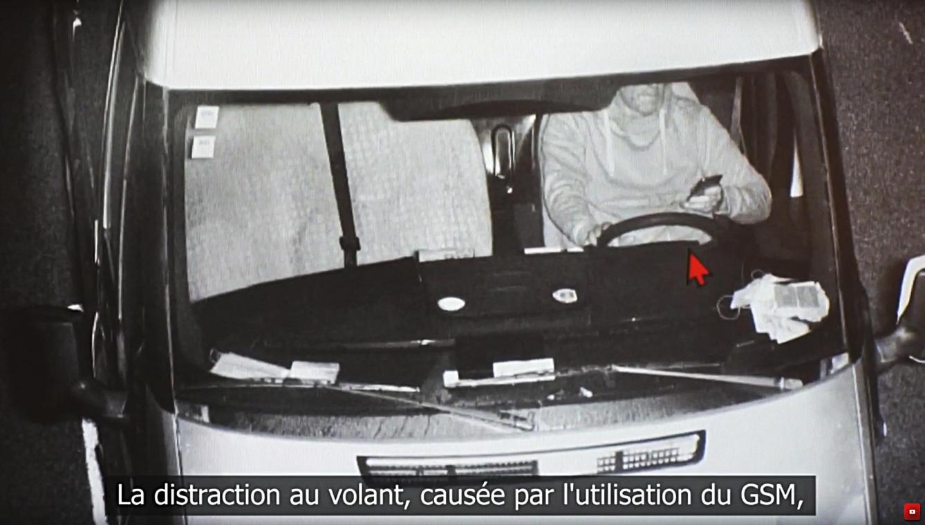 <p>Erwischt: Kamera-Aufnahme eines Autofahrers, der am Steuer sein Handy benutzt.</p>