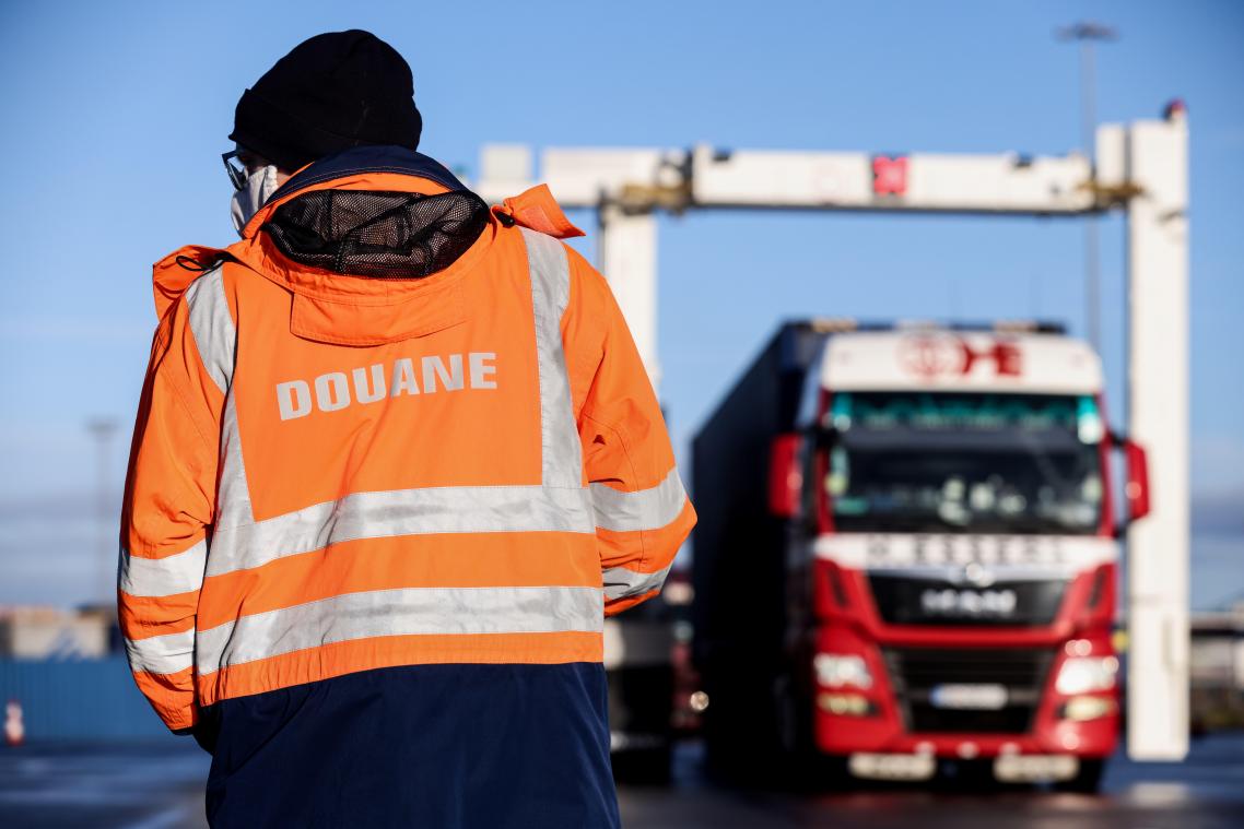 <p>Ein Zöllner kontrolliert im Hafen von Zeebrugge einen Lkw mit einer Fracht für den britischen Markt.</p>