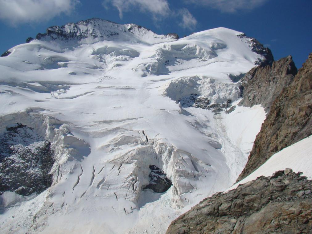 <p>Der Roche Faurio liegt vor der mächtigen Nordwand der Barre des Écrins und überragt den Glacier Blanc.</p>