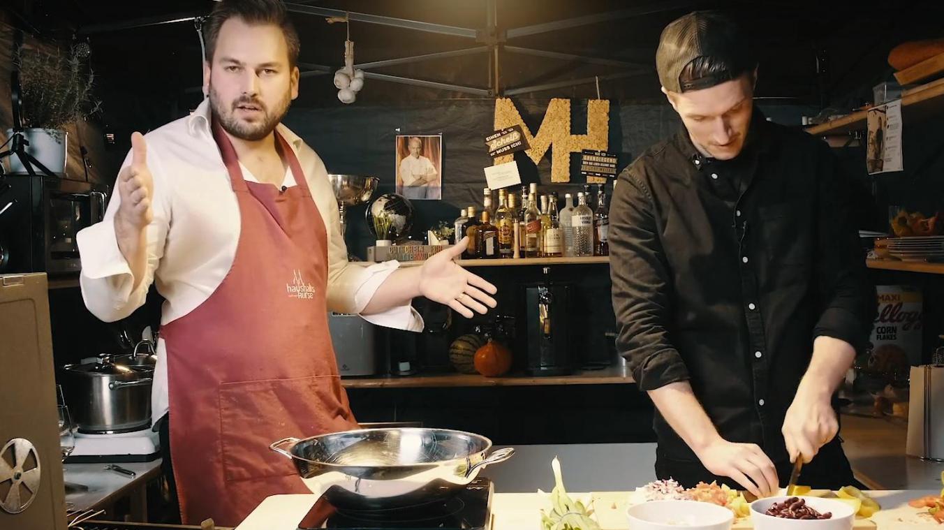 <p>Und Action: Markus „MH“ Hendrich (links) zeigt dem Eupener Küchenchef Julian Spoden sein Können.</p>