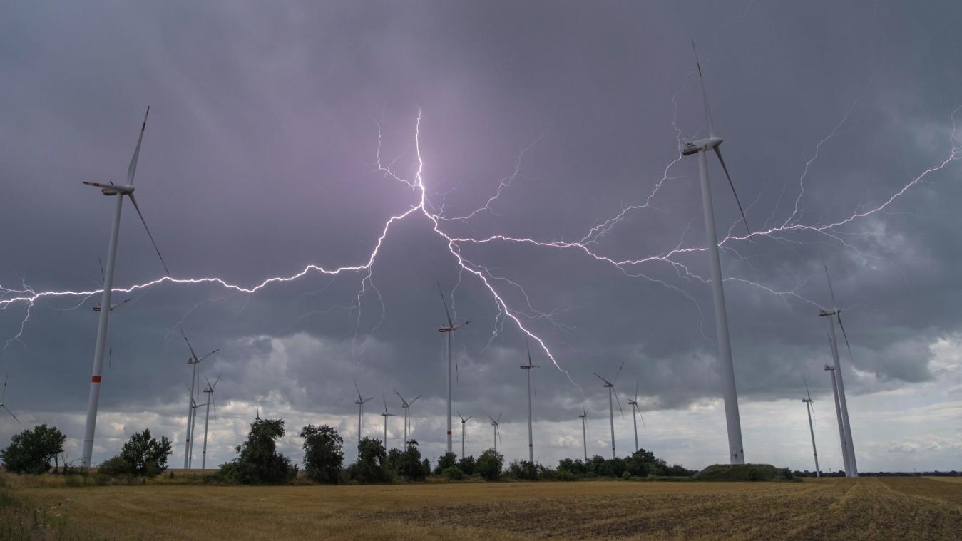 <p>Blitze eines Gewitters leuchten über Windenergieanlagen in Deutschland. Der ostbelgische Zusammenschluss „Gegenpol Ostbelgien“ warnt vor einer Verschandelung der Natur mit Windrädern.</p>
