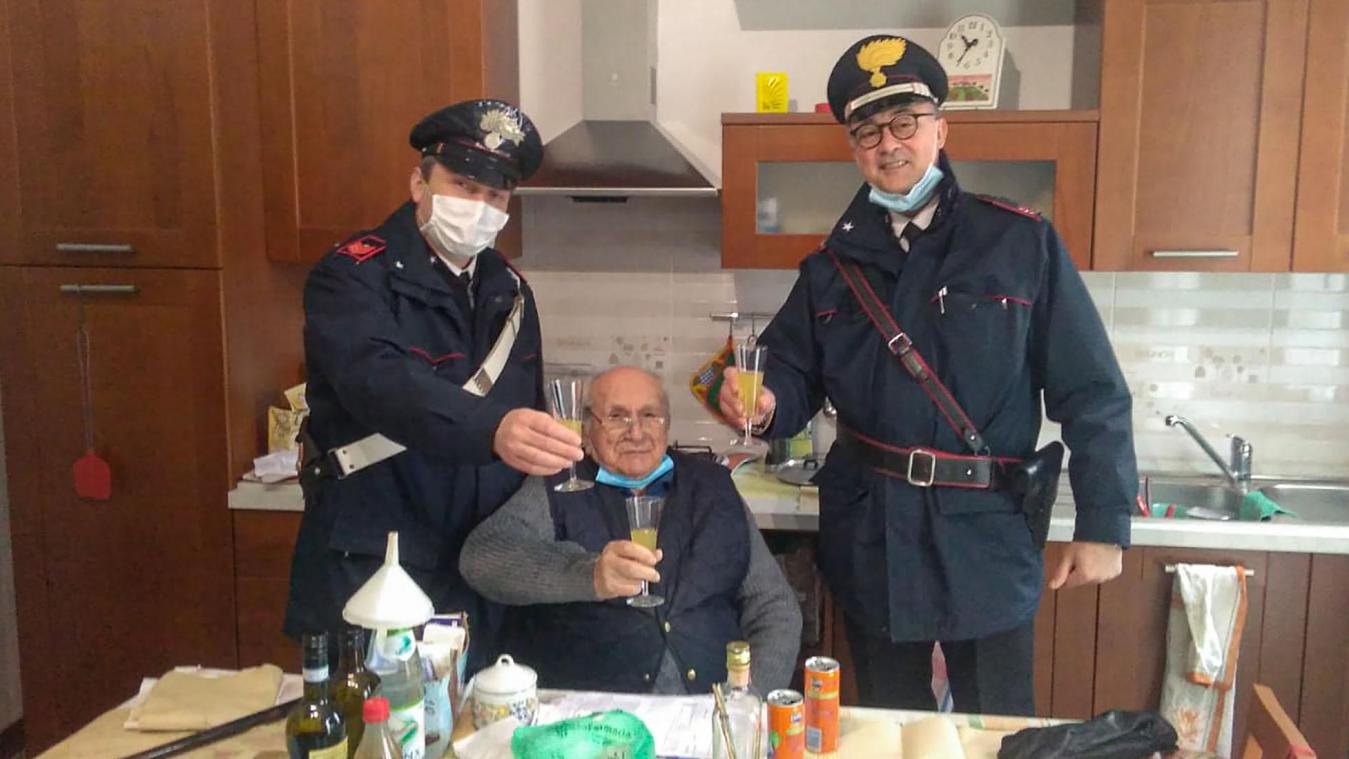 <p>Er fühlte sich allein und wollte mit jemandem zu Weihnachten anstoßen: Ein 94-Jähriger hat in Alto Reno Terme unweit der italienischen Großstadt Bologna den Notruf gewählt, weil er einsam war.</p>