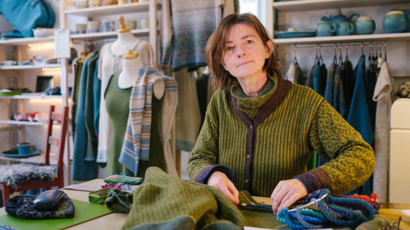 <p>Die Textildesignerin Anne-Susanne Gueler näht in ihrem Werkstattladen „hand-werk“.</p>