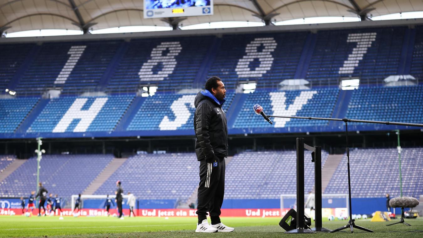 <p>Hamburgs Trainer Daniel Thioune gibt vor dem Spiel ein Interview am Spielfeldrand.</p>