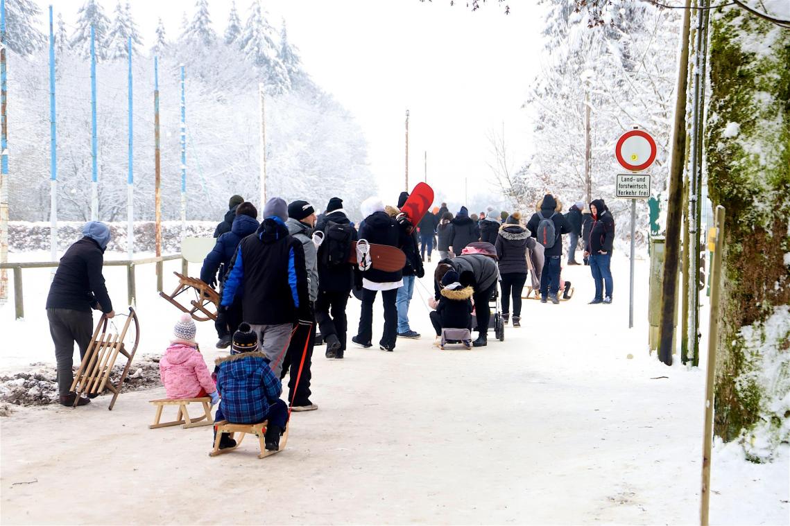 <p>Während das Hohe Venn auf belgischer Seite seit dem Neujahrstag für Besucher gesperrt war, pilgerten am Wochenende Tausende Schneehungrige in das Wintersportgebiet Weißer Stein.</p>