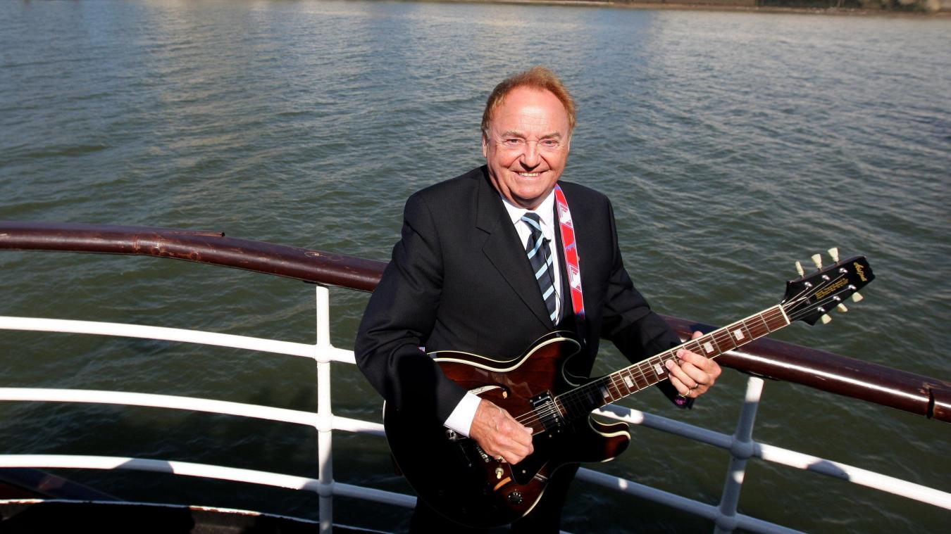 <p>Diese Aufnahme zeigt Gerry Marsden wie er im Jahr 2009 an Bord der Mersey-Fähre sein Können zum Besten gibt.</p>