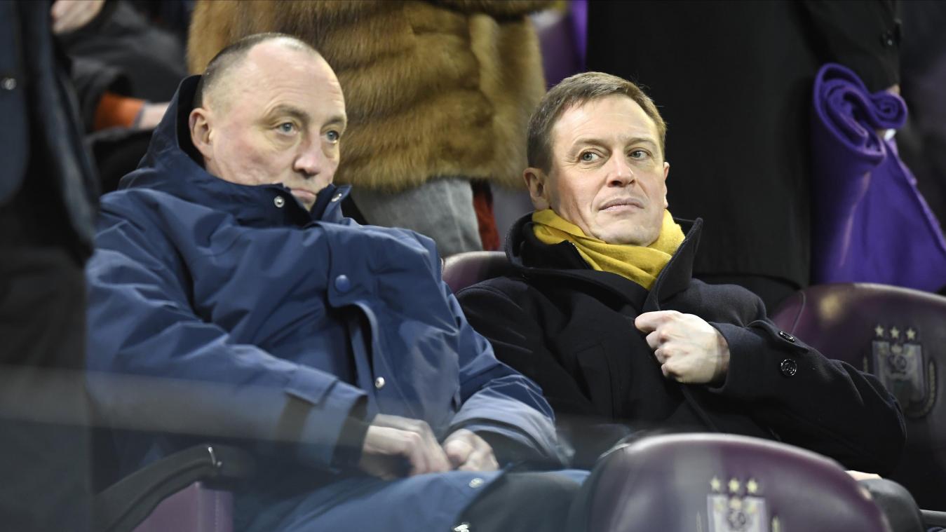 <p>Wouter Vandenhaute (rechts) neben Karel Van Eetvelt auf der Anderlechter Vorstandstribüne im Januar 2019</p>