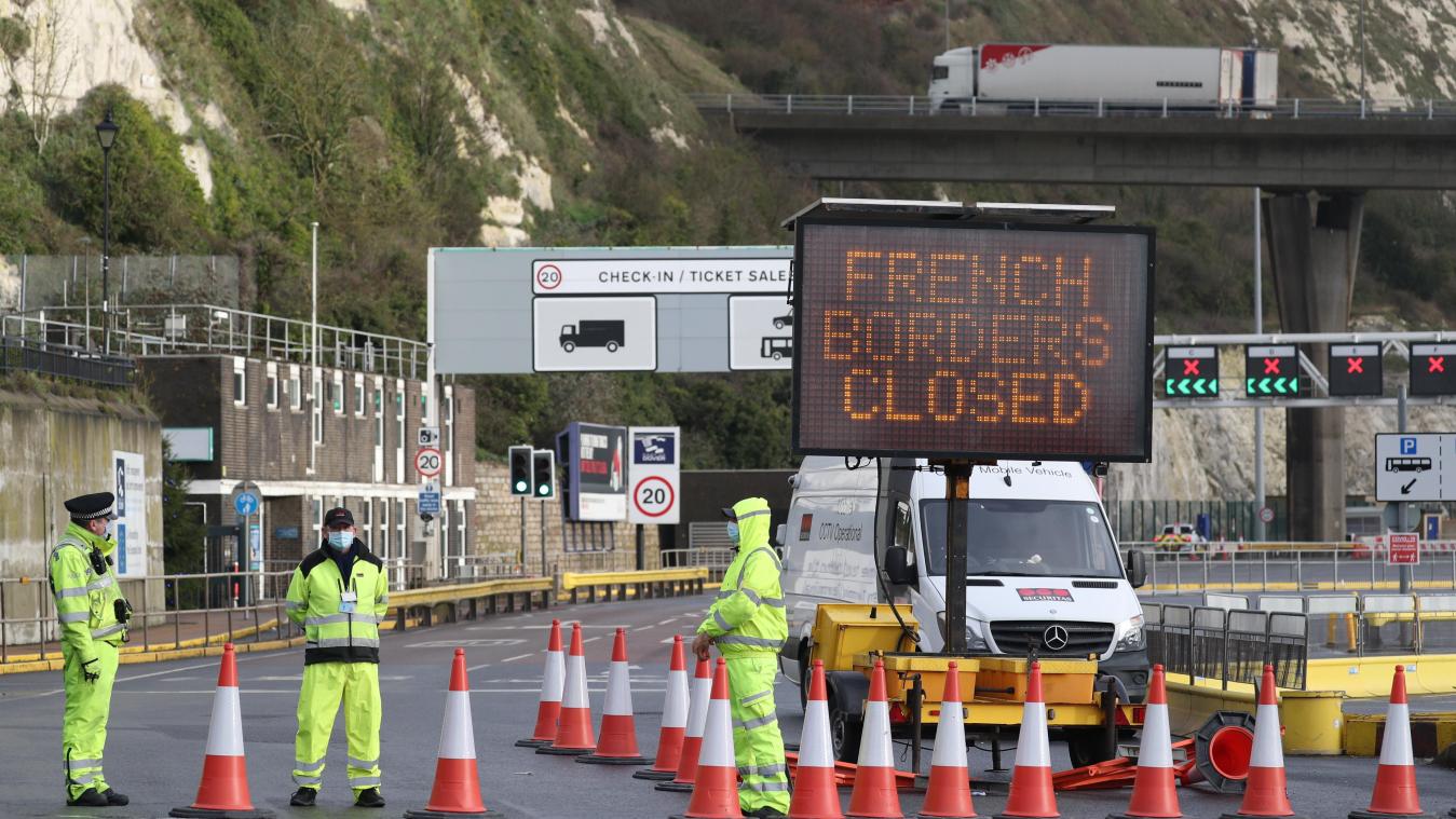 <p>Polizeibeamte stehen am abgesperrten Eingang zum Hafen von Dover. Wegen der rasanten Ausbreitung der in Großbritannien entdeckten Variante des Coronavirus hatten neben anderen Staaten auch Frankreich zunächst die Grenzen zum Vereinigten Königreich geschlossen.</p>