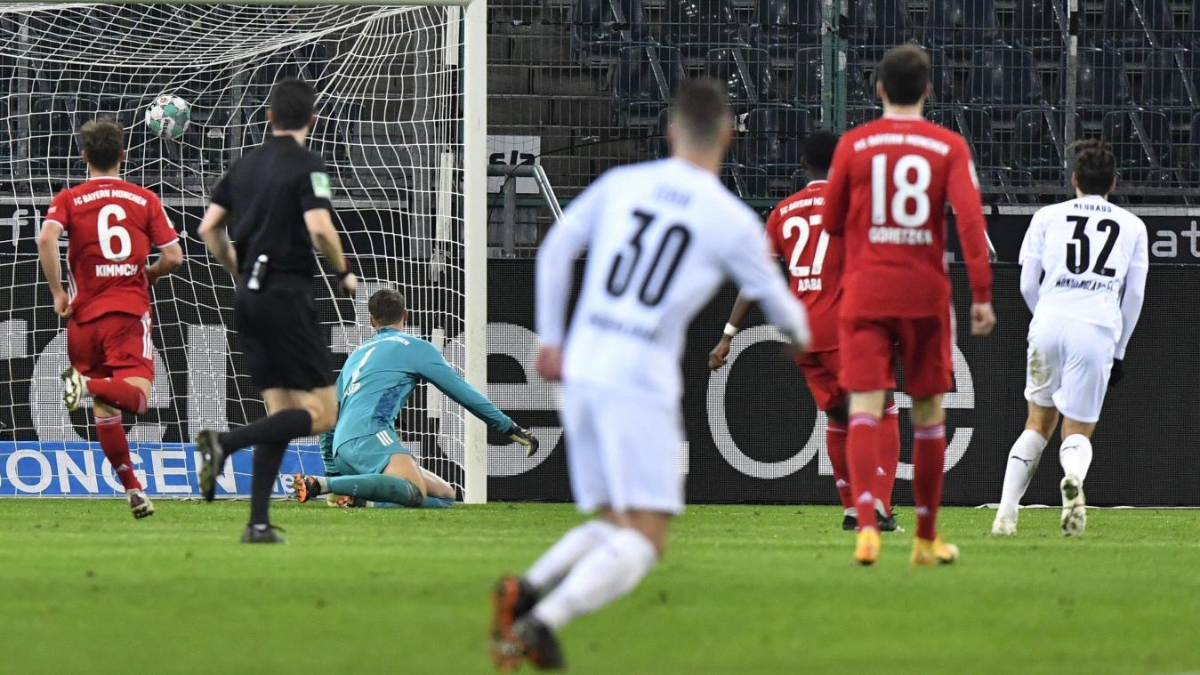 <p>Freitagabend im Borussia-Park: Mönchengladbachs Florian Neuhaus (r.) erzielt den 3:2-Siegtreffer.</p>