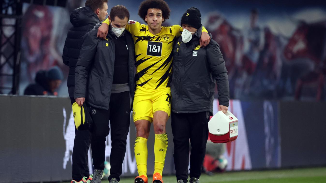 <p>Dortmunds Axel Witsel wird verletzt vom Platz geführt.</p>