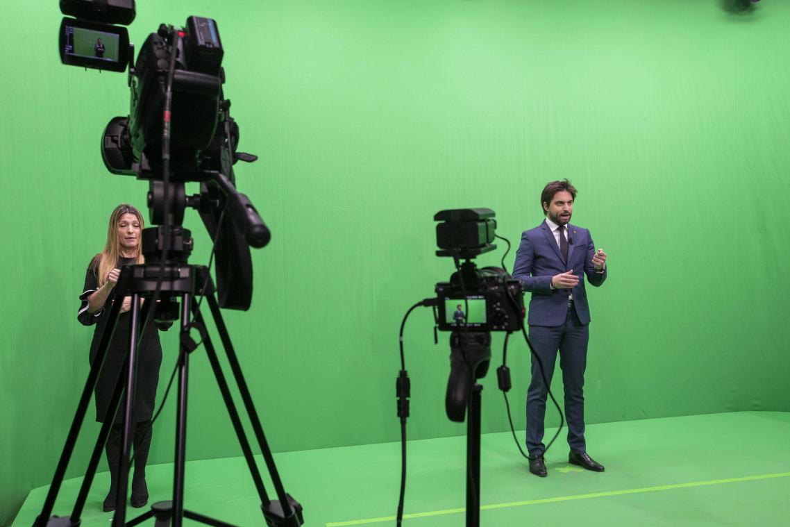 <p>Wegen Corona gab es keinen traditionellen Neujahrsempfang mit Gästen, Sekt und Häppchen. MR-Chef Georges-Louis Bouchez hielt seine Ansprache in einem Greenscreen-Studio, die nachträglich für einen lebendigen Hintergrund sorgte.</p>