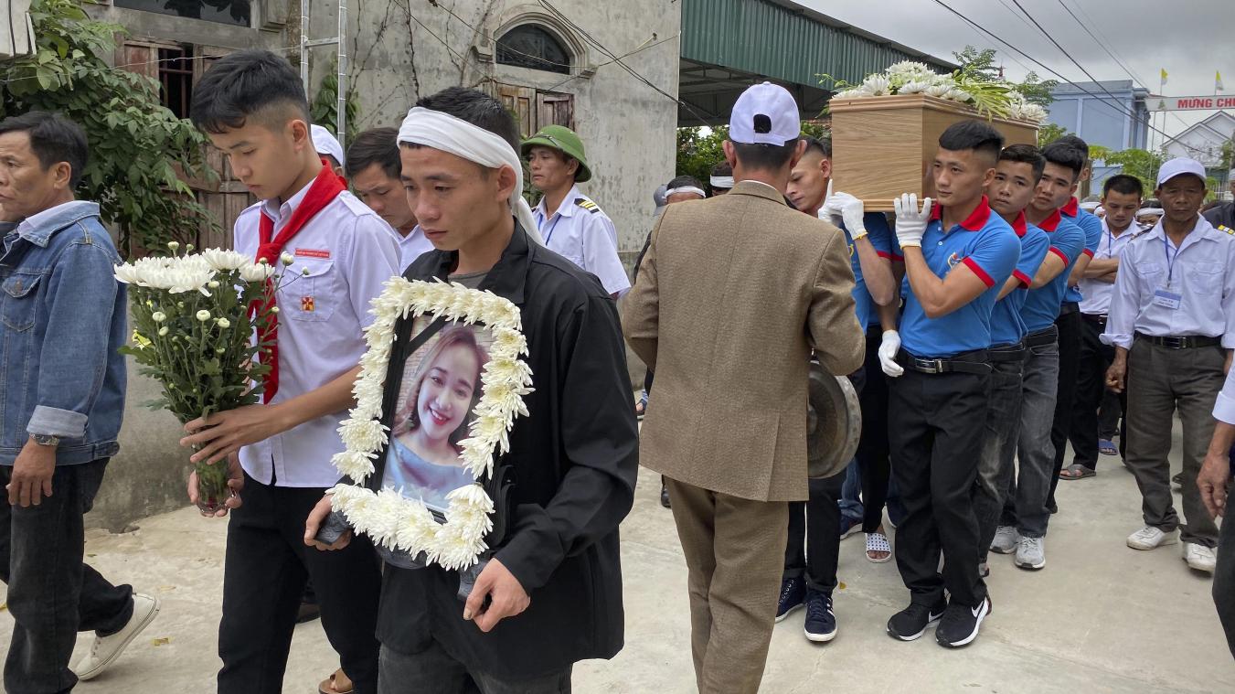<p>Bui Van Diep (M.) geht am Tag der Beerdigung seiner Schwester Bui Thi Nhung vor dem Sarg mit ihrem Leichnam her, der durch das Dorf getragen wird, und hält ein gerahmtes Porträt von Nhung in den Händen. Die Leiche der 19-jährigen Nhung gehört zu den letzten der 39, nach Vietnam überführten vietnamesischen Opfern, die im Oktober 2019 in einem Lastwagen in Großbritannien tot aufgefunden wurden.</p>