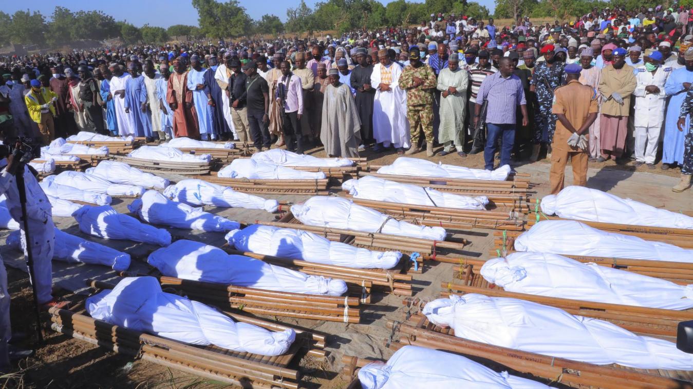 <p>Menschen stehen bei einer Beerdigung vor den Leichen der Personen, die bei einem Angriff ums Leben gekommen sind. Im Nordosten Nigerias sind der UN zufolge bei einem „brutalen“ Angriff mindestens 110 Menschen getötet worden.</p>