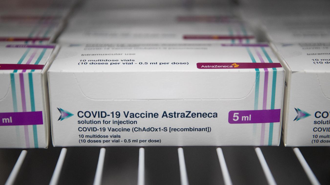 <p>Ampullen mit dem Corona-Impfstoff des Herstellers AstraZeneca stehen in kleine Kartons verpackt in einem Kühlschrank im Ashton Gate Stadium in Großbritannien.</p>