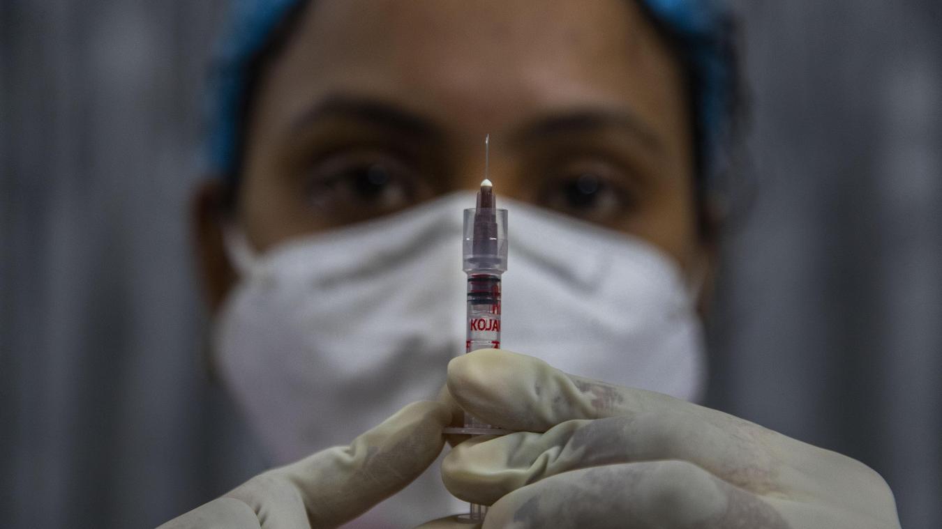 <p>Eine Mitarbeiterin in Indien überprüft vor einem Testlauf mit dem Corona-Impfstoff eine Spritze.</p>