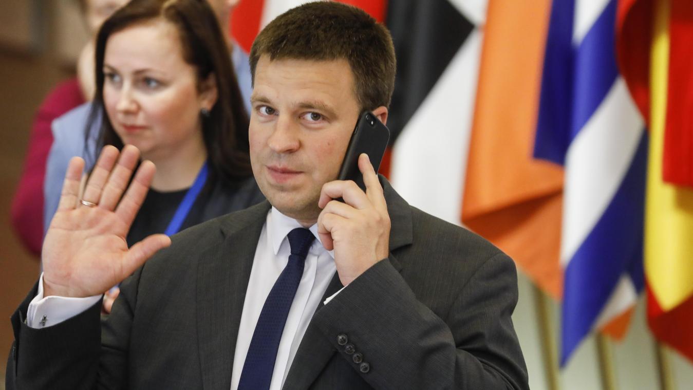 <p>Juri Ratas, Ministerpräsident von Estland, telefoniert während des EU-Gipfels.</p>