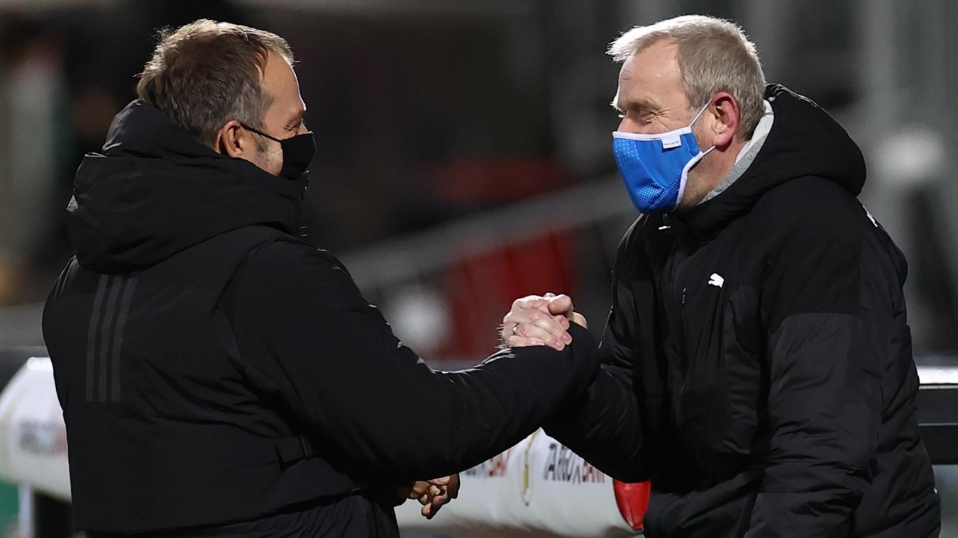 <p>Trainer Hansi Flick von München und Sportdirektor Uwe Stöver (r.) von Holstein Kiel begrüßen sich vor dem Spiel.</p>