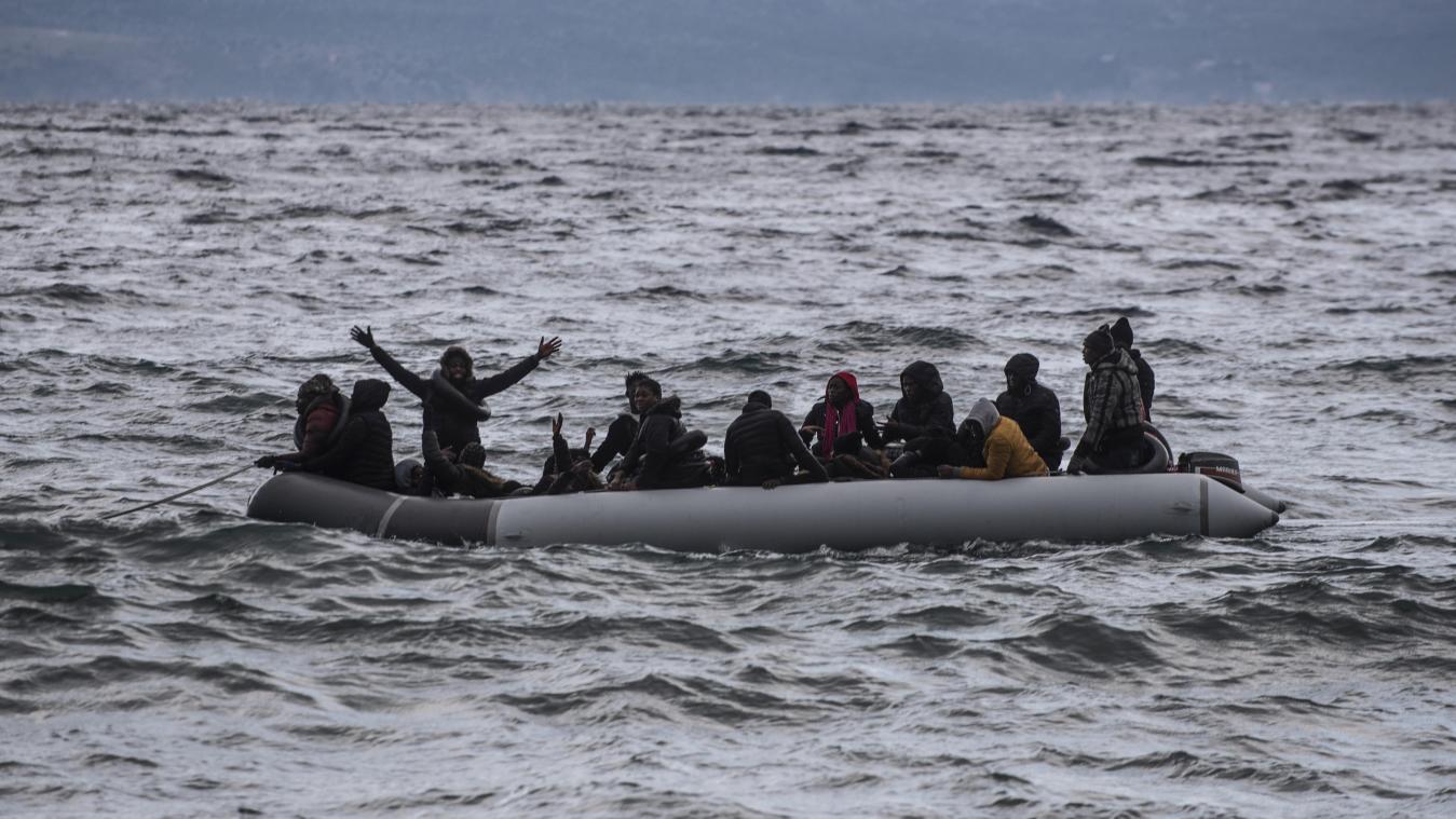 <p>Migranten aus Afrika kommen in einem Schlauchboot am Strand des Dorfes Skala Sikamias auf Lesbos aus der Türkei an.</p>