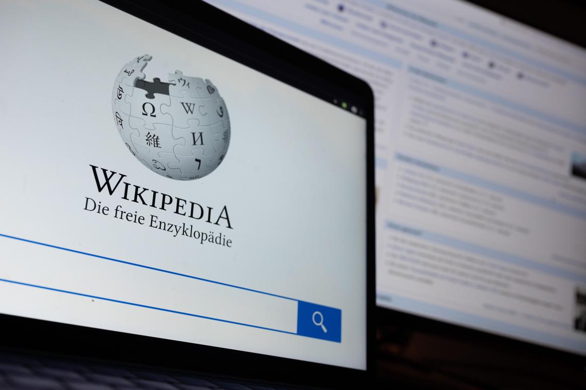 <p>Die Startseite mit dem Logo der deutschsprachigen Internet-Enzyklopädie Wikipedia ist auf einem Laptop angezeigt. Im Hintergrund ist die Hauptseite zu sehen. Das Projekt wurde am 15. Januar 2001 gegründet.</p>
