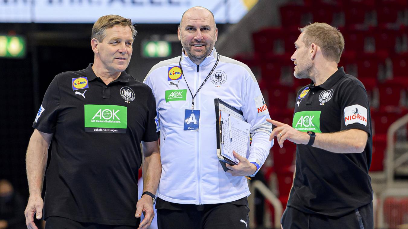 <p>Erik Wudtke (Mitte) neben Bundestrainer Alfred Gislason (links) und Torwarttrainer Matthias Andersson (rechts). Ihre Mannschaft startet heute gegen Uruguay ins WM-Turnier.</p>