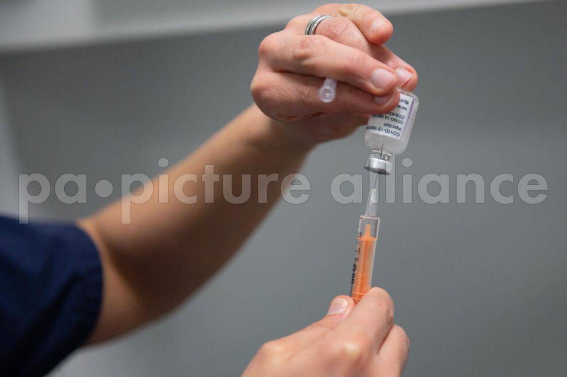 <p>Mit dem Impfstoff von AstraZeneca ist jetzt ein dritter und der erste tradtitionelle Impfstoff im Anmarsch auf Europa.</p>
