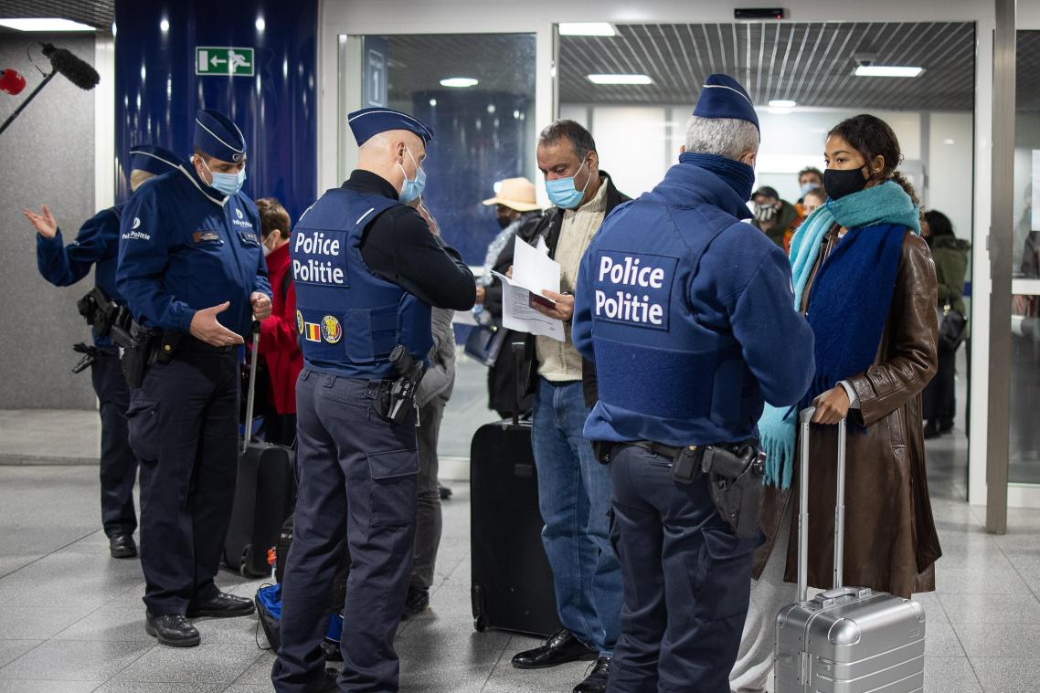 <p>Polizisten kontrollieren im Brüssel Südbahnhof die PLF-Dokumente von Passagieren, die mit dem Eurostar aus London angekommen sind.</p>