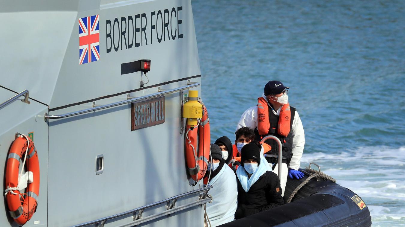 <p>Eine Gruppe mutmaßlicher Migranten wird am Ärmelkanal mit einem kleinen Boot von der britischen Border Force (Grenzstreitkraft) nach Kent gebracht.</p>